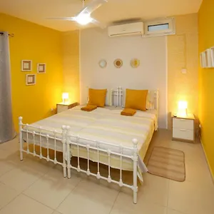 930m To Beach-2 Bedroom+veranda-perfect Located Апартаменты